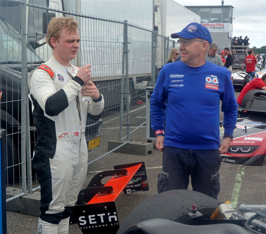 Strategien for næste heat fastlægges af Christian Sørensen og teamchef Erik Sørensen.
(Foto: Åge Keseler Kirketerp)